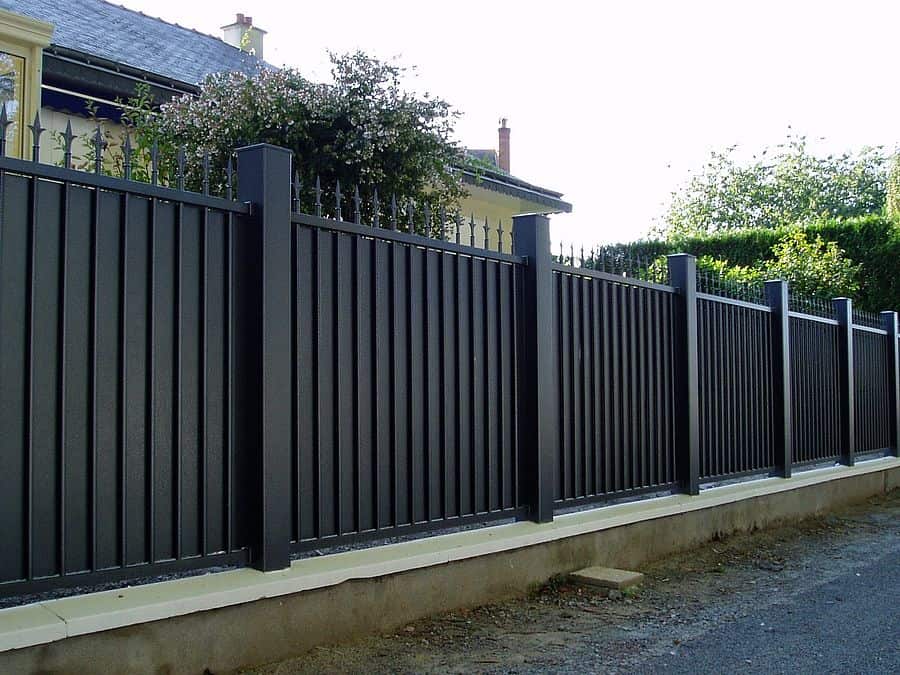 La clôture en fer forgé : prix, styles et choix des modèles