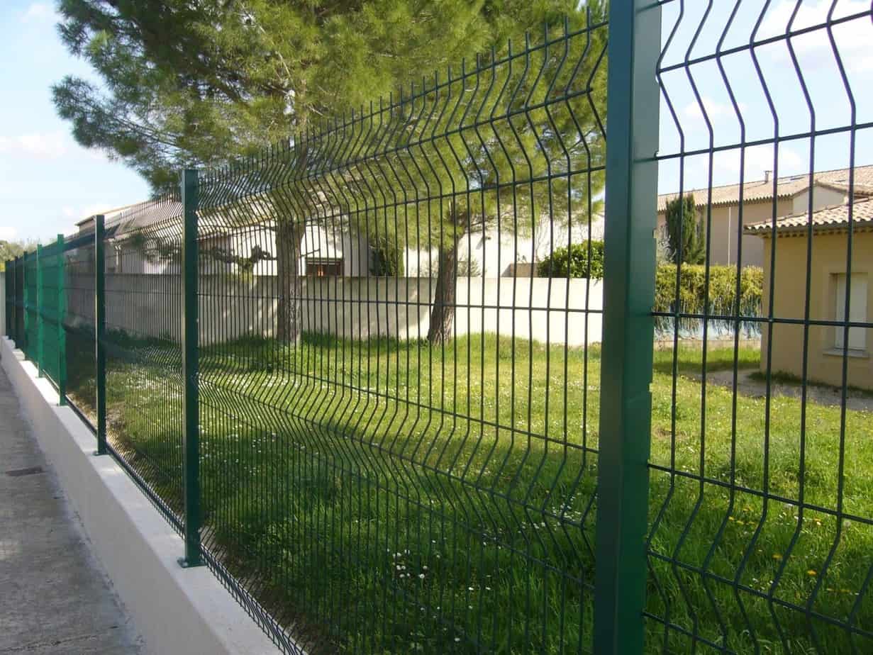 Bien choisir sa clôture rigide de jardin, son matériau