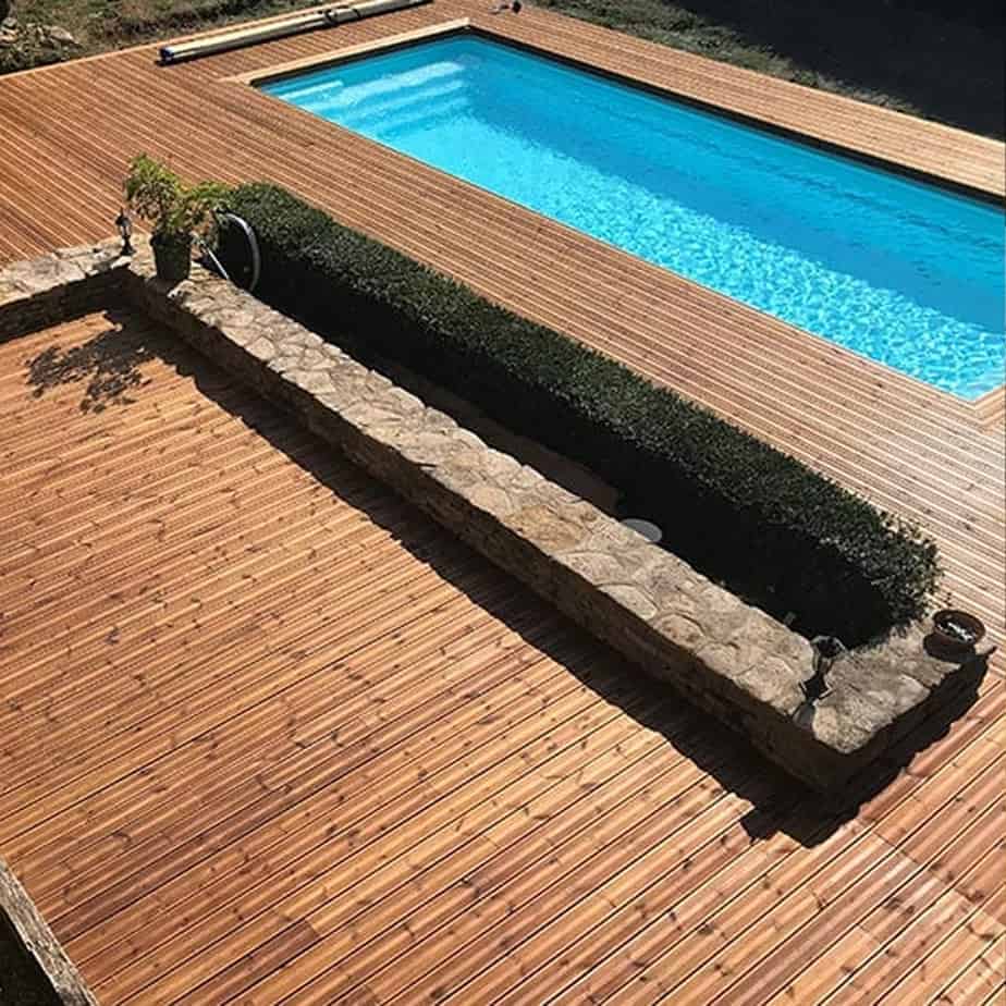 terrasse en bois avec piscine