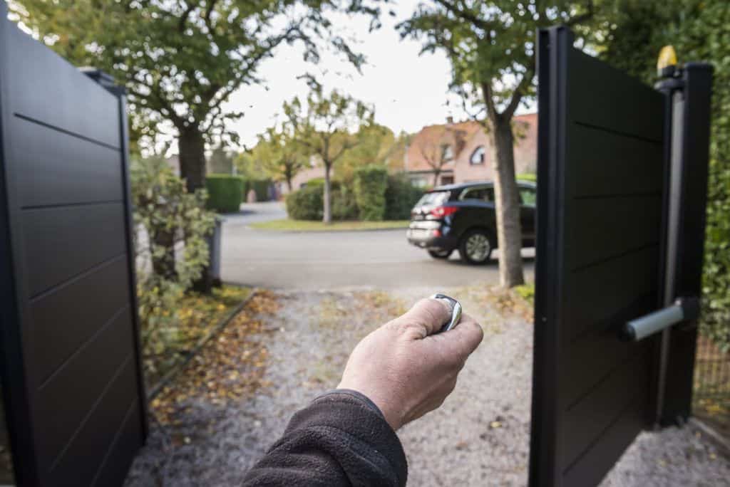 Portail motorisé battant ou coulissant