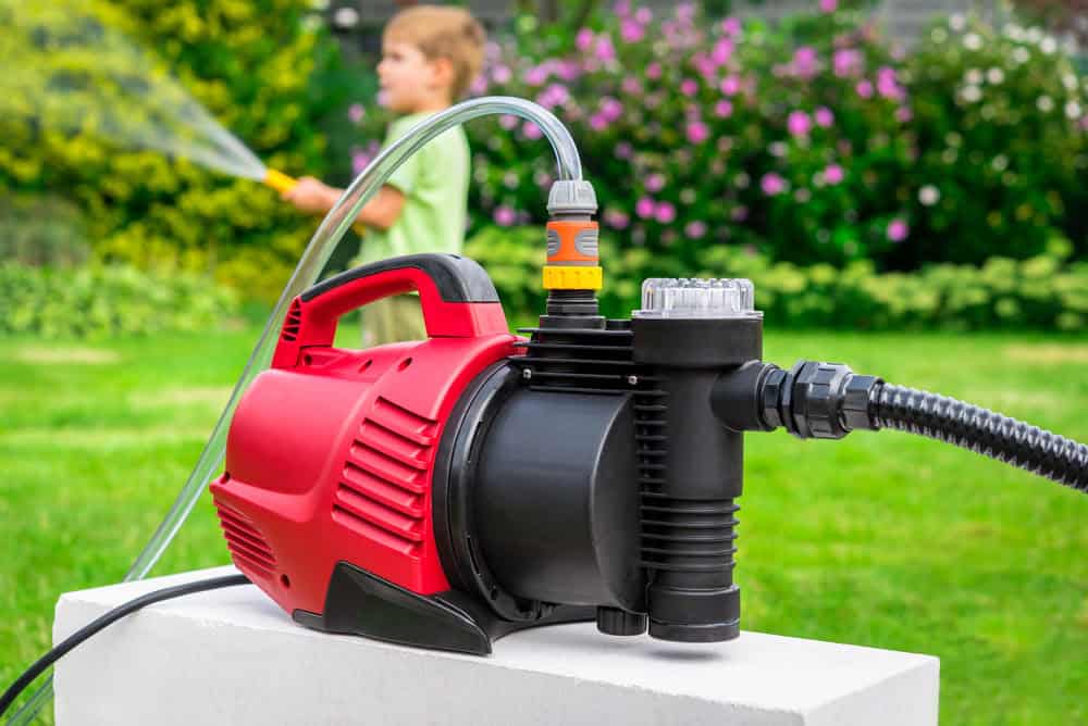 pompe à eau dans son jardin